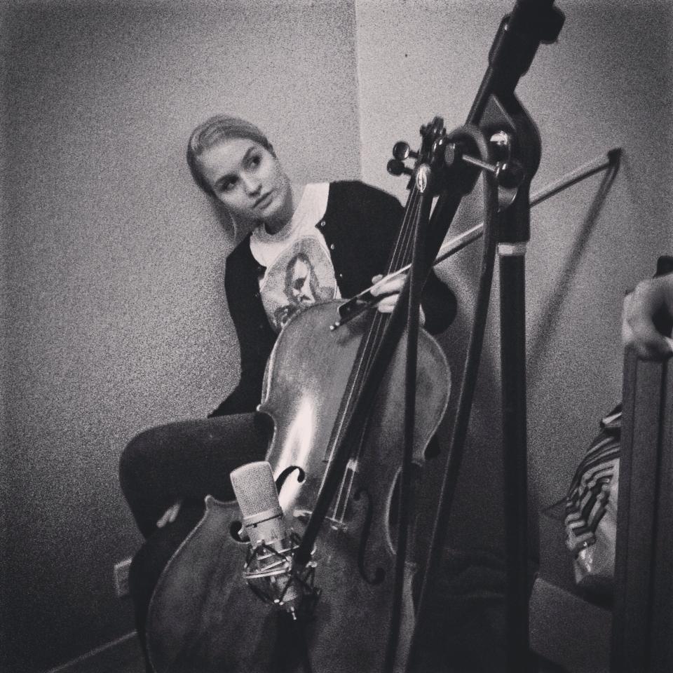 - Cello